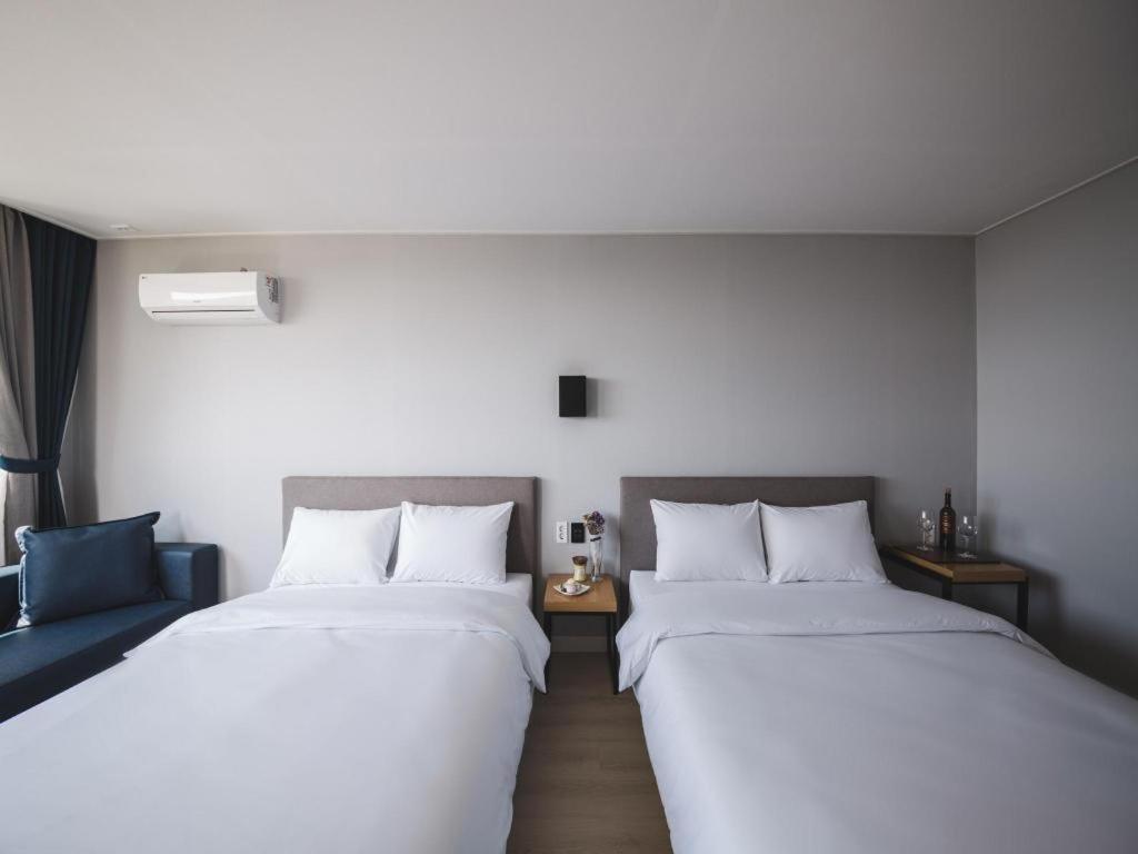 Sallys Jeju Hotel Exterior photo